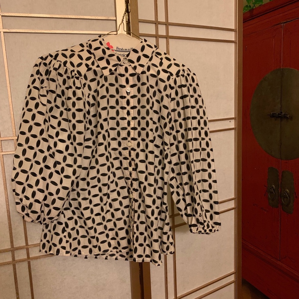 Talbots floral black and white puff sleeve shirt